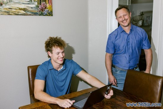 Tyler Woods很早就在父亲Greg Woods的匡助下运转投资，最近又运转通过VCX投资未上市公司。
